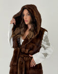 Pelliccia in visone N01- gilet in visone cioccolato con cintura in vita e cappuccio - taglio orizzontale