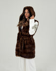 Pelliccia in visone N01- gilet in visone cioccolato con cintura in vita e cappuccio - taglio orizzontale
