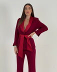Tailleur Margarida - tailleur sartoriale con collo e cintura in tessuto lucido a contrasto - top quality