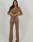 Tailleur SUSAN - Tailleur giacca bottone unico con cintura nel punto Vita e piume sulle maniche ai pantaloni Vita alta palazzo effetto guaina