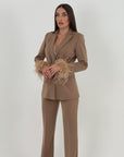 Tailleur SUSAN - Tailleur giacca bottone unico con cintura nel punto Vita e piume sulle maniche ai pantaloni Vita alta palazzo effetto guaina