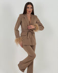 Tailleur SUSAN - Tailleur giacca bottone unico con cintura nel punto Vita e piume sulle maniche ai pantaloni Vita alta palazzo effetto guaina