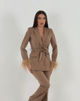Tailleur SUSAN - Tailleur giacca bottone unico con cintura nel punto Vita e piume sulle maniche ai pantaloni Vita alta palazzo effetto guaina