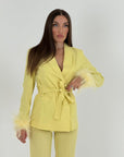 Tailleur YELLOW - Tailleur giacca doppiopetto con piume sui polsi e pantalone UNICA COLORAZIONE