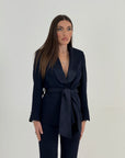 Tailleur Margarida  - tailleur sartoriale con collo e cintura in tessuto lucido a contrasto - top quality