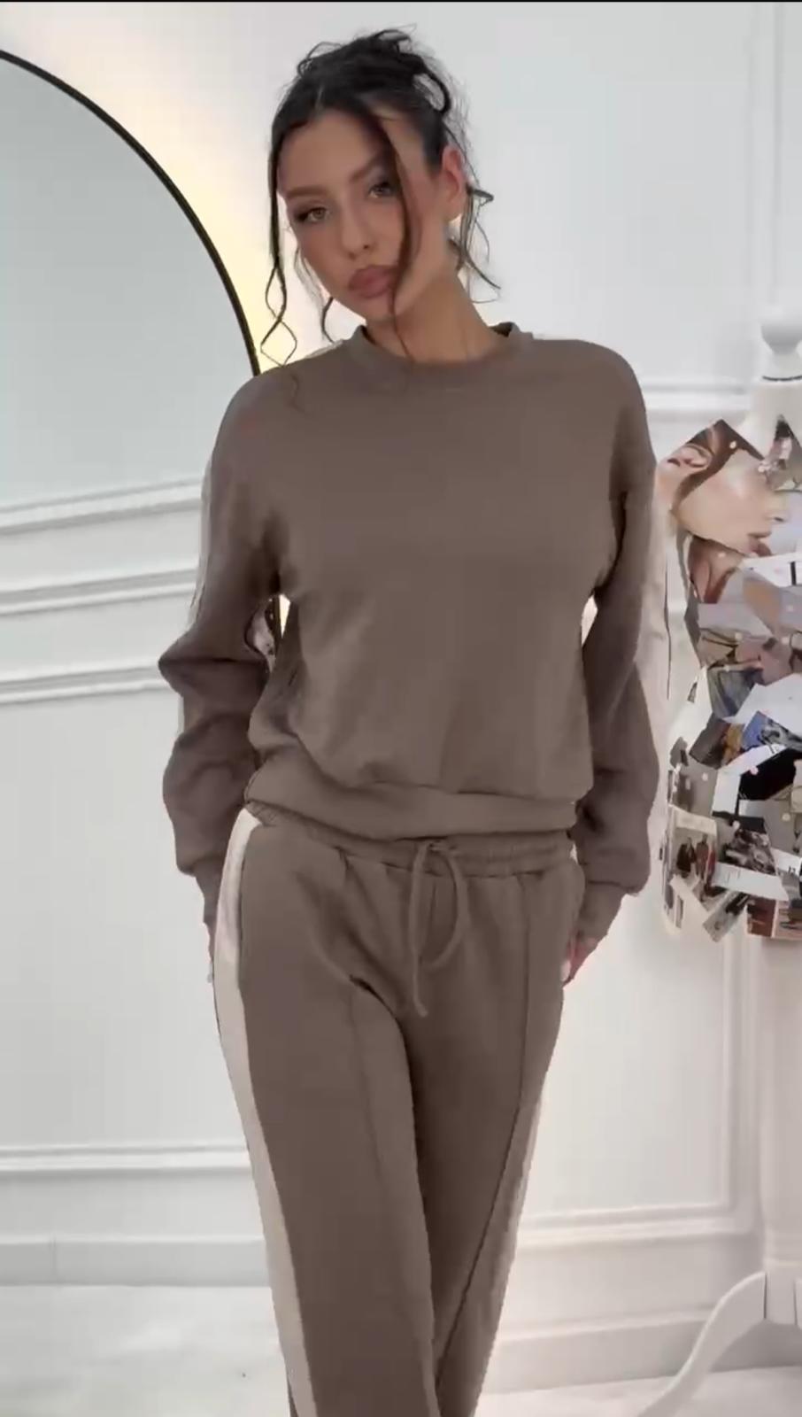 Costume Eliana - chemisier complet et pantalon avec ligne latérale