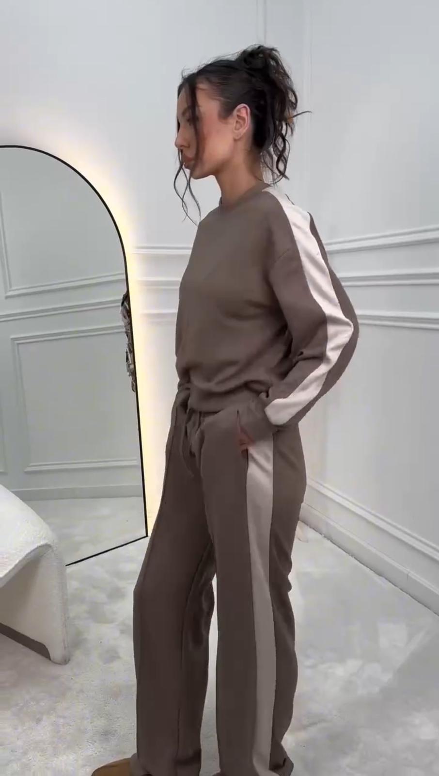 Costume Eliana - chemisier complet et pantalon avec ligne latérale