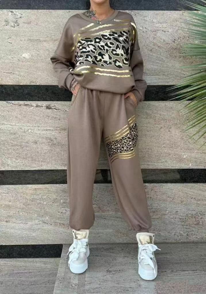 Traje Ambra: blusa y pantalones completos con detalles de leopardo