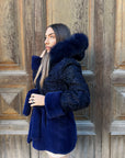 Cappotto in astrakan con collo in volpe - cappotto in pelliccia blu elettrico