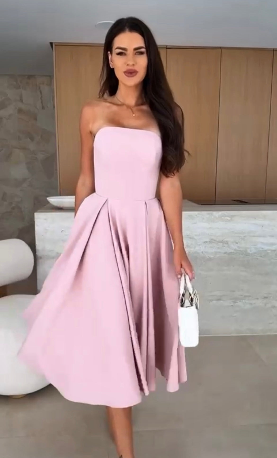 Vestido de Joy - decote de vestido longuette com uma saia de equilíbrio