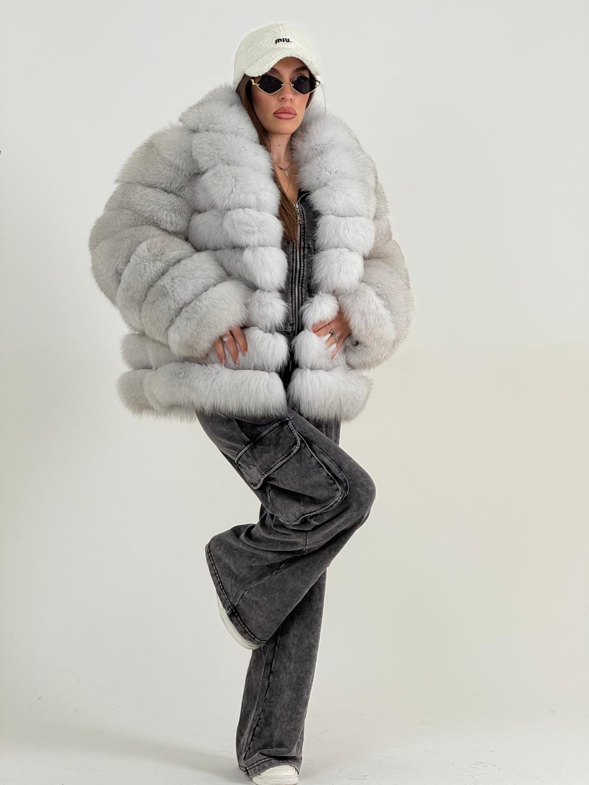 Pelliccia in vera volpe, top quality, taglio orizzontale con collo sciallato