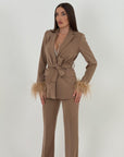Tailleur SUSAN - Tailleur giacca bottone unico con cintura nel punto Vita e piume sulle maniche ai pantaloni Vita alta palazzo effetto guaina